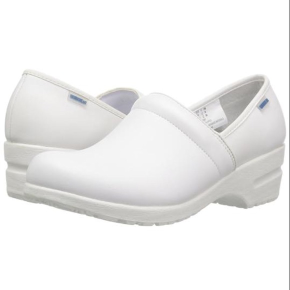 cherokee nursing clogs